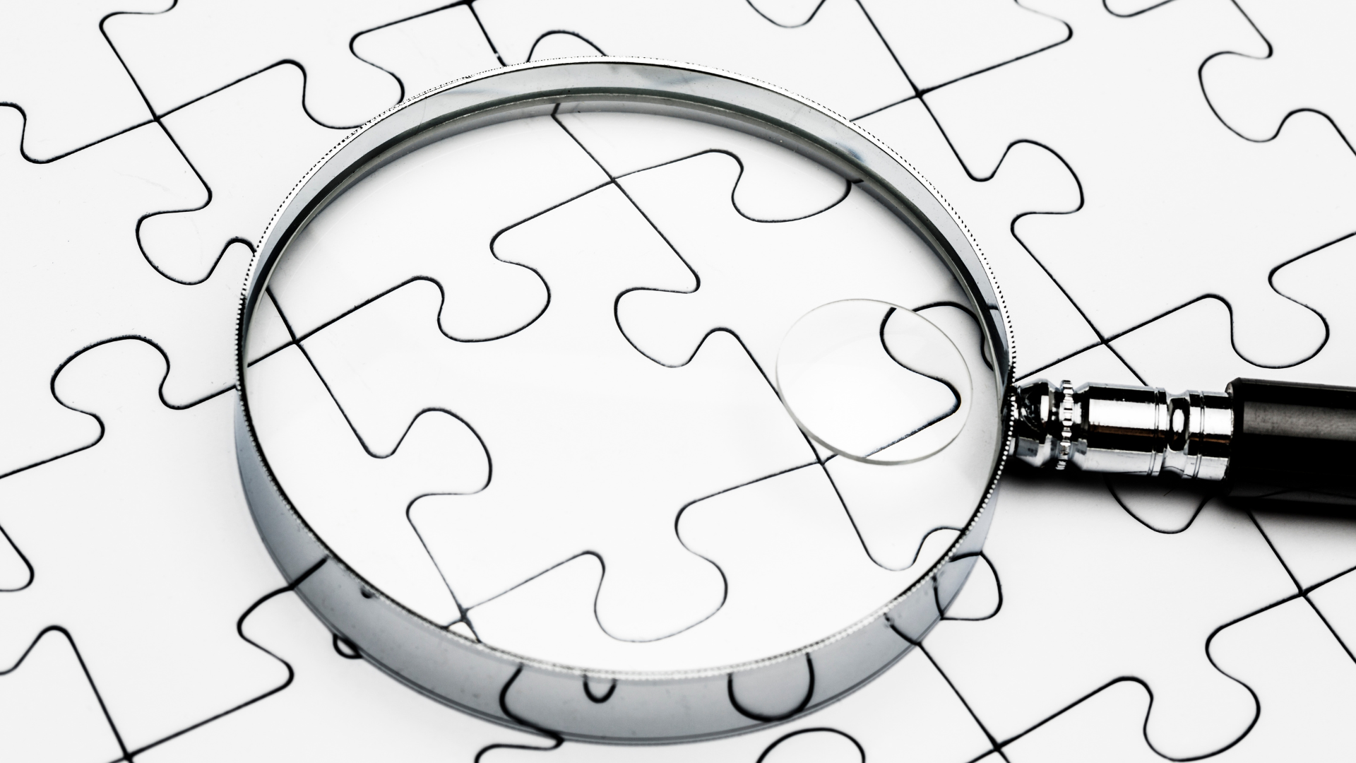 une loupe sur des puzzles