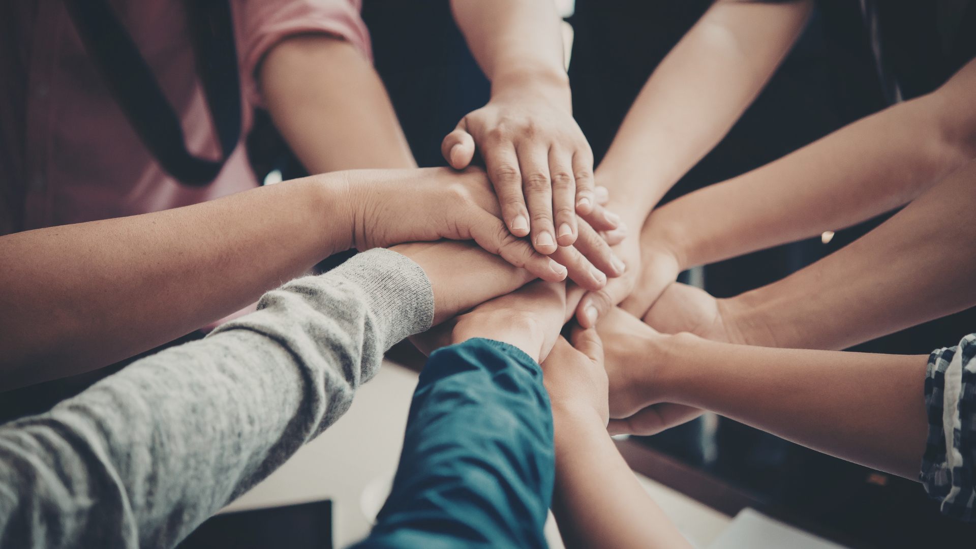 Des mains se joignant signe de solidarité 