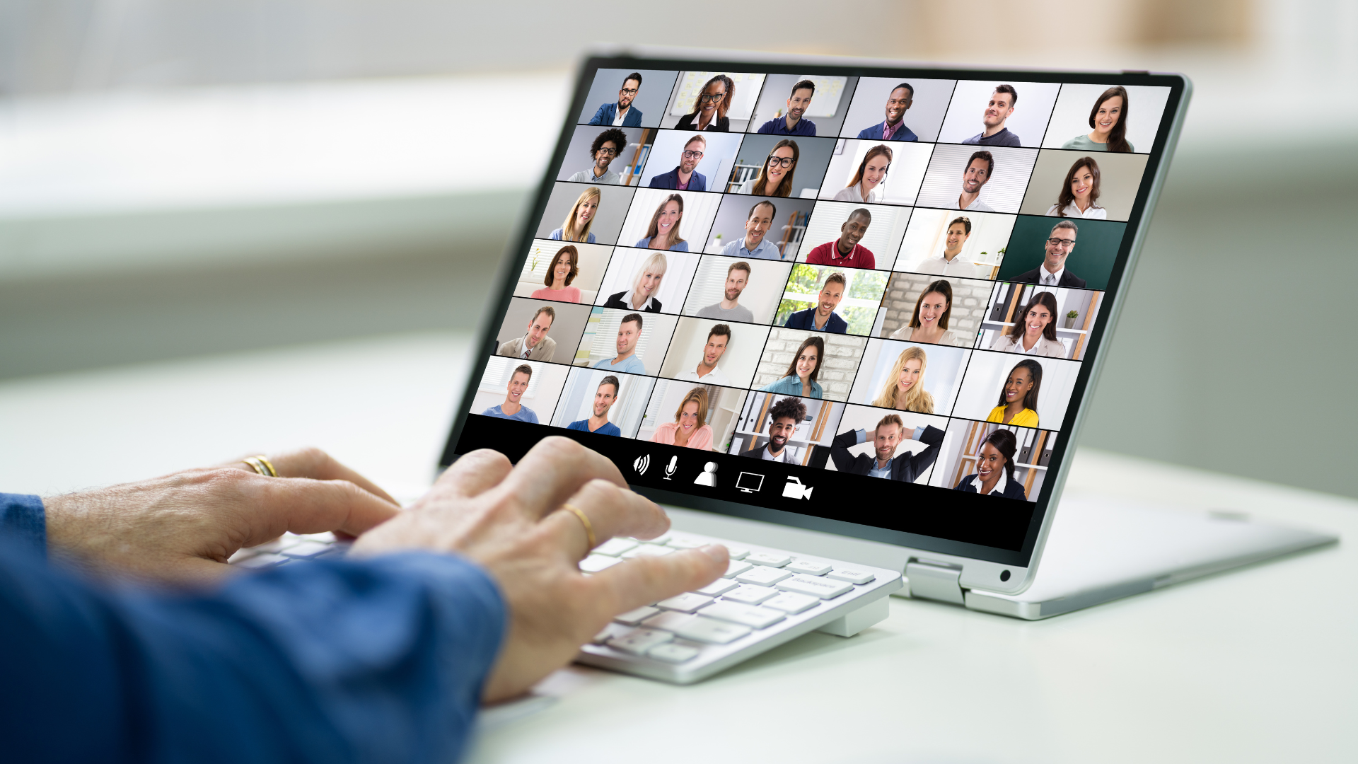 ecran presentant des participants à un webinaire