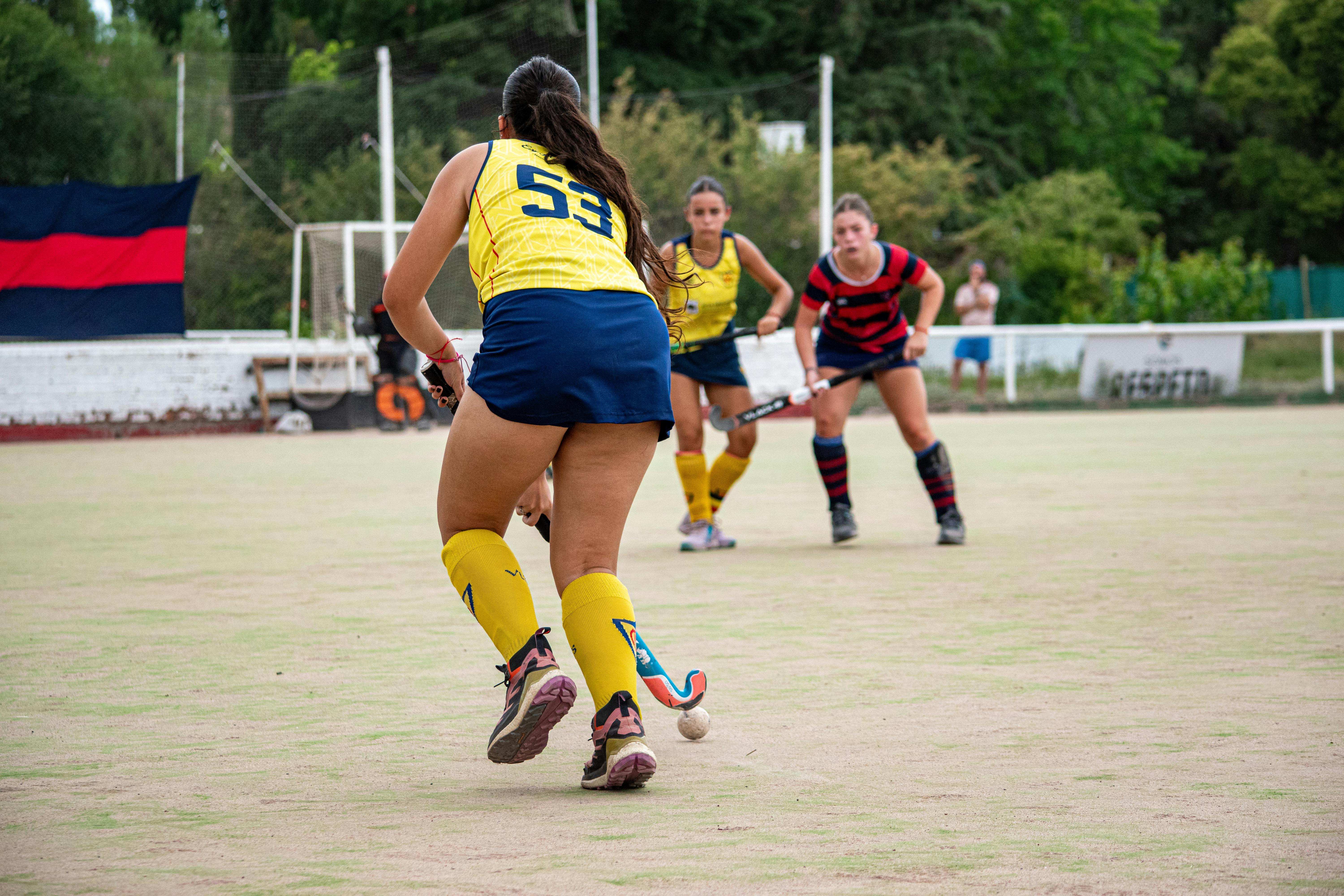 inclut sport - des femmes jouant dans un terrain de sport