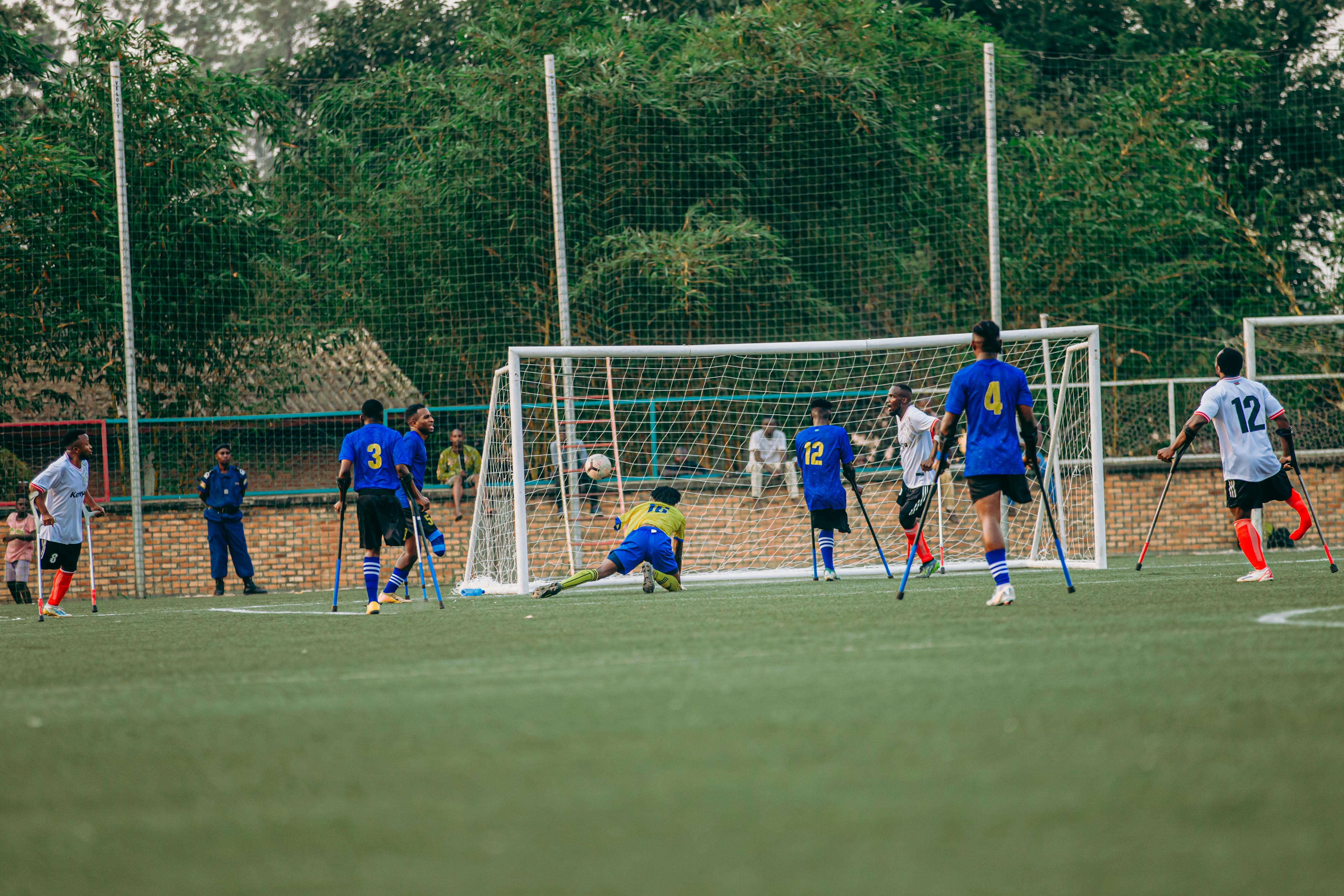 Des jeunes en situation de handicap jouant du foot 